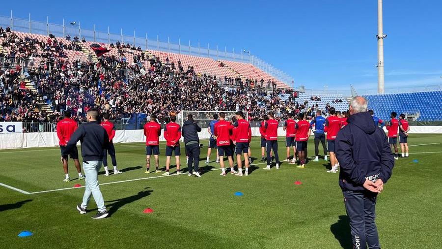 Cagliari calcio, tremila tifosi entusiasti all’allenamento. Ma Mina si ferma