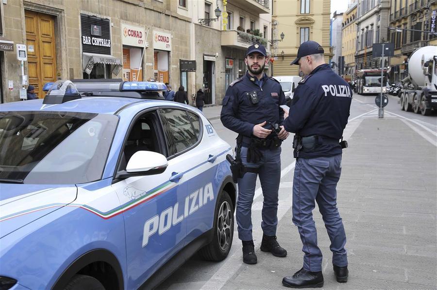
	Gli agenti della polizia in largo Alinari a Firenze

