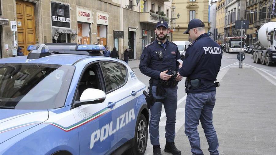 Gli agenti della polizia in largo Alinari a Firenze