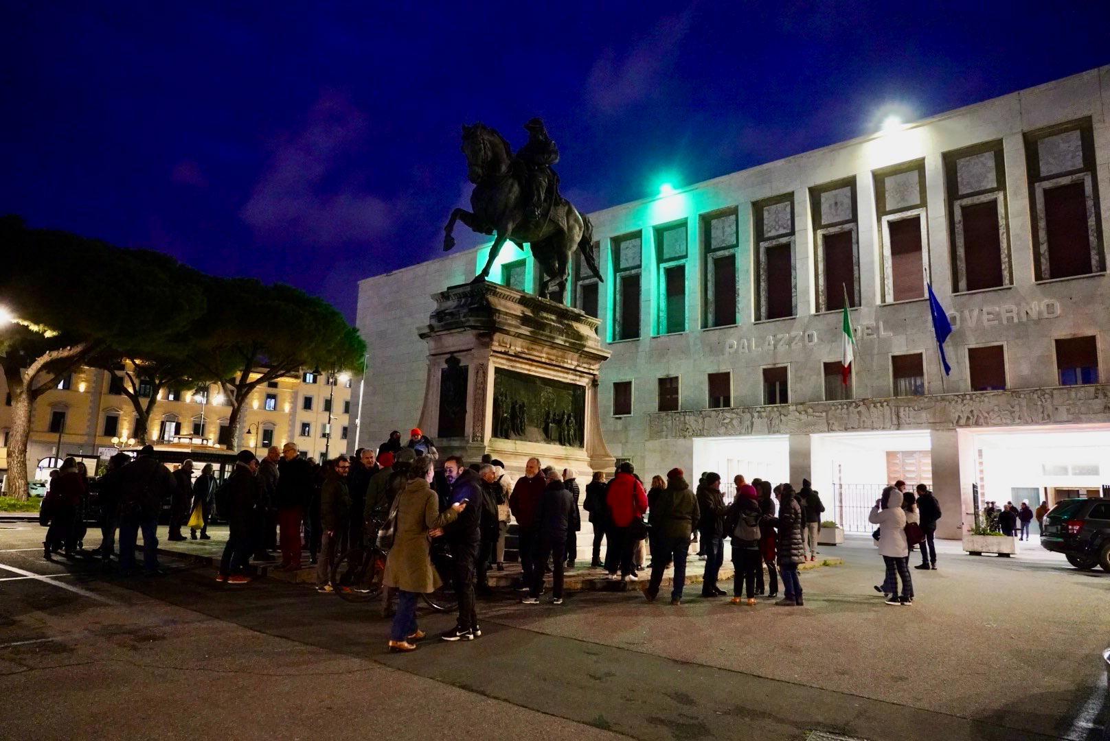 Una delle ultime manifestazioni davanti alla prefettura (foto d'archivio)