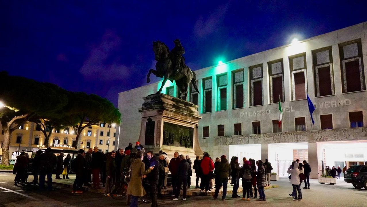 Una delle ultime manifestazioni davanti alla prefettura (foto d'archivio)