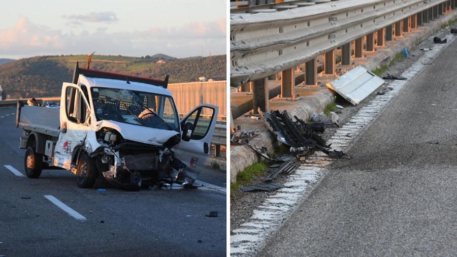 Il camion stretto e schiacciato dal tir e i resti sul luogo dell'incidente (Foto AgenziaBF)