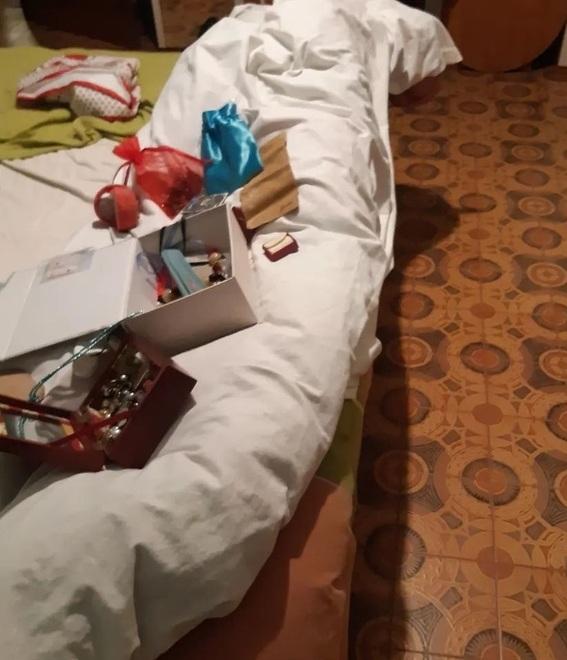 
	Una delle stanze del sindaco messe a soqquadro

