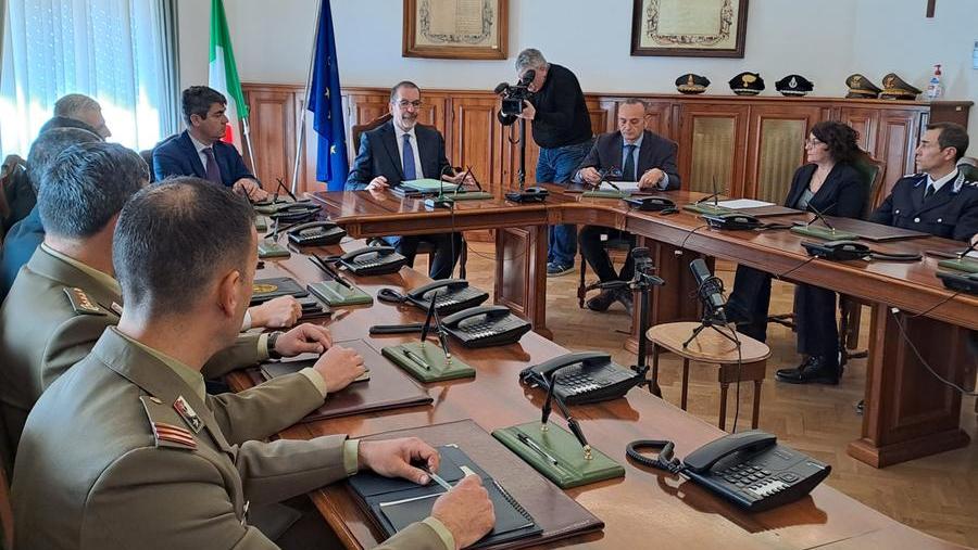 Un momento del vertice di ieri mattina in prefettura a Nuoro