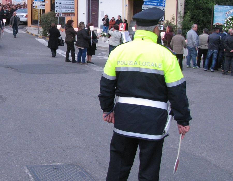 
	Un agente di polizia locale al lavoro

