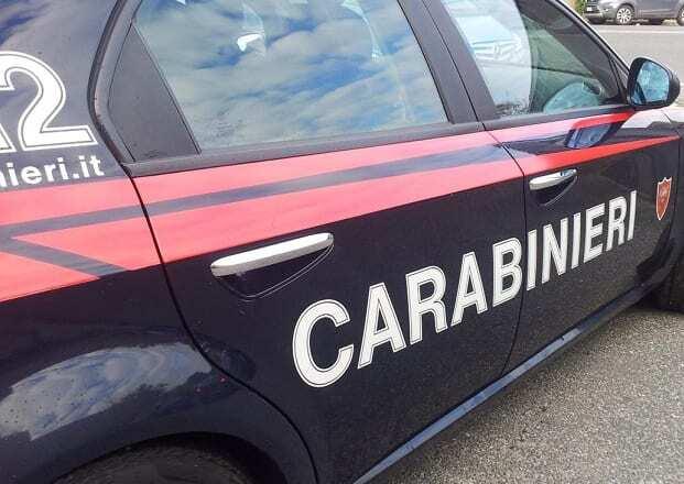 Pietrasanta, ruba nei negozi con il figlio di sei anni: arrestato un 42enne