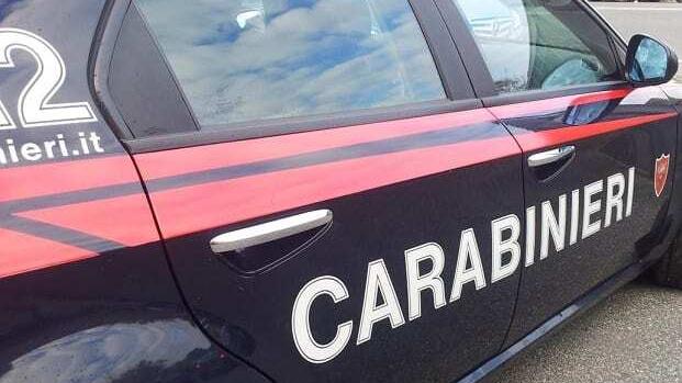 Pietrasanta, ruba nei negozi con il figlio di sei anni: arrestato un 42enne