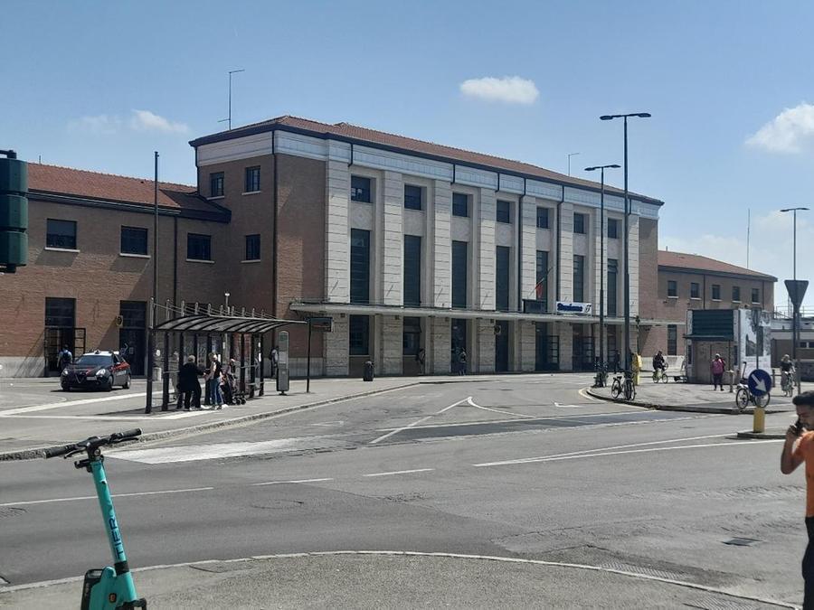 Studentessa aggredita da un balordo in stazione «Voleva i soldi, stava per strozzarmi»