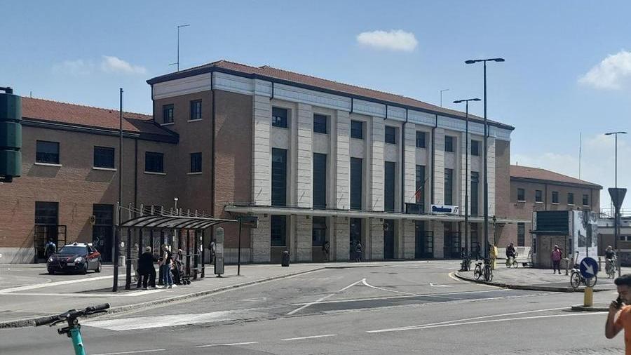 Studentessa aggredita da un balordo in stazione «Voleva i soldi, stava per strozzarmi»