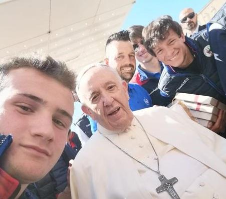 L’incontro di Papa Francesco in piazza San Pietro del 26 aprile 2022 con gli atleti della squadra nazionale dell’Isola d’Elba