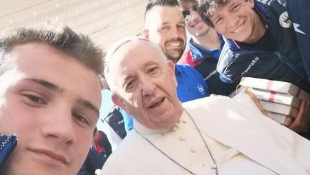 L’incontro di Papa Francesco in piazza San Pietro del 26 aprile 2022 con gli atleti della squadra nazionale dell’Isola d’Elba