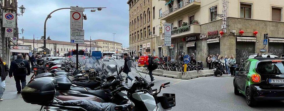 Il luogo in cui è stato ucciso il giovane in largo Alinari