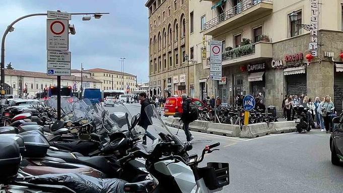 Il luogo in cui è stato ucciso il giovane in largo Alinari