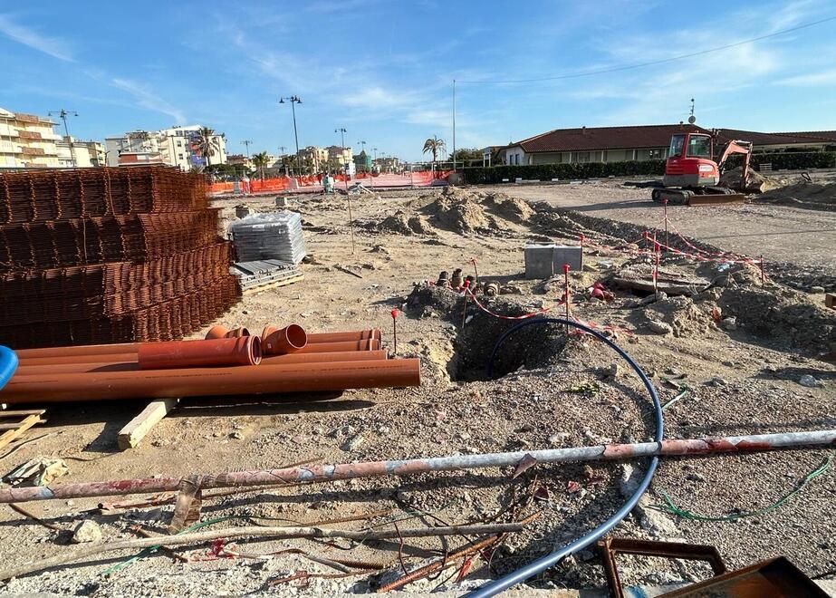 Le condizioni in cui versa l’area della Terrazza della Repubblica (foto Paglianti)
