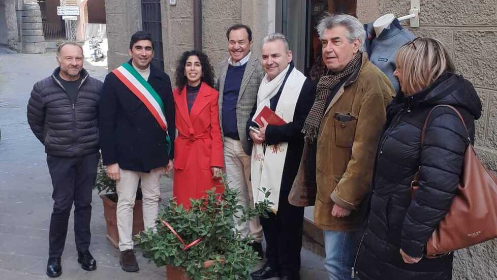 Il taglio del nastro con il sindaco, l’assessore e il parroco