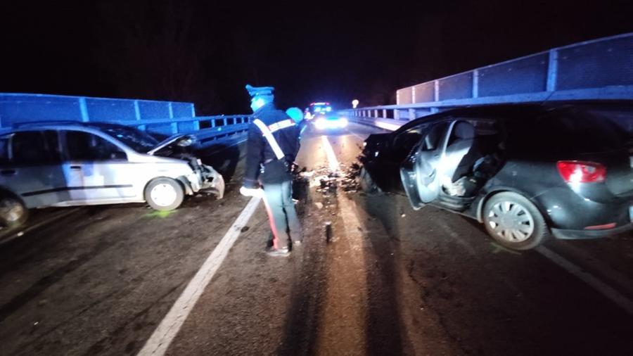 Schianto fra quattro auto, due persone ferite