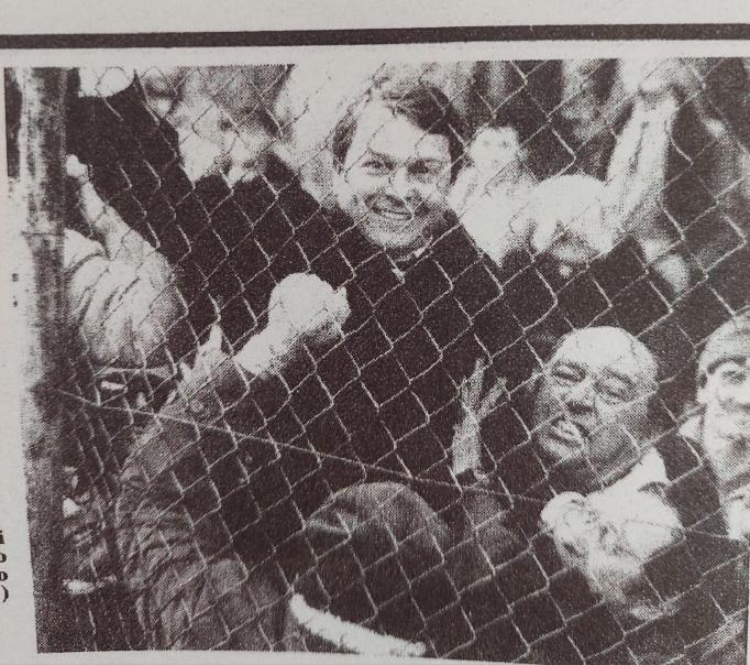 
	Un&rsquo;immagine gioiosa di Arrigo Melani 40 anni fa quando era allenatore del Livorno e guid&ograve; gli amaranto da fuori campo nella sfida di Alessandria (foto D. Porciani)

