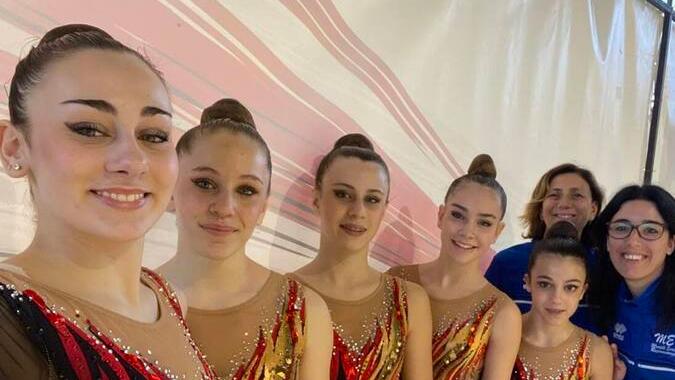 Nelle foto la squadra della sezione ritmica femminile