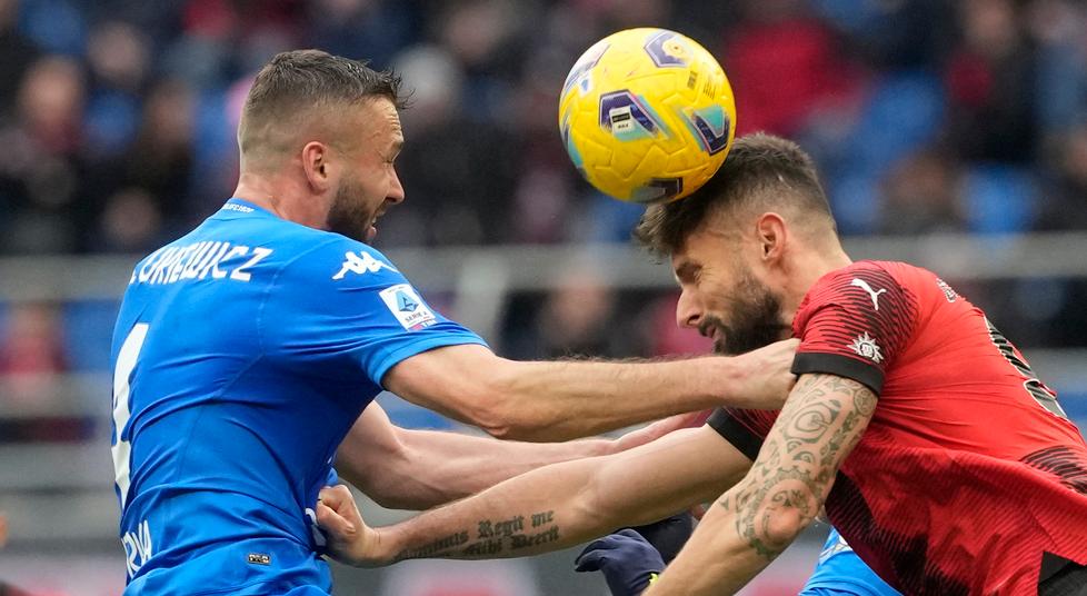 Sebastian Walukiewicz in azione contro Oliver Giroud nella gara col Milano