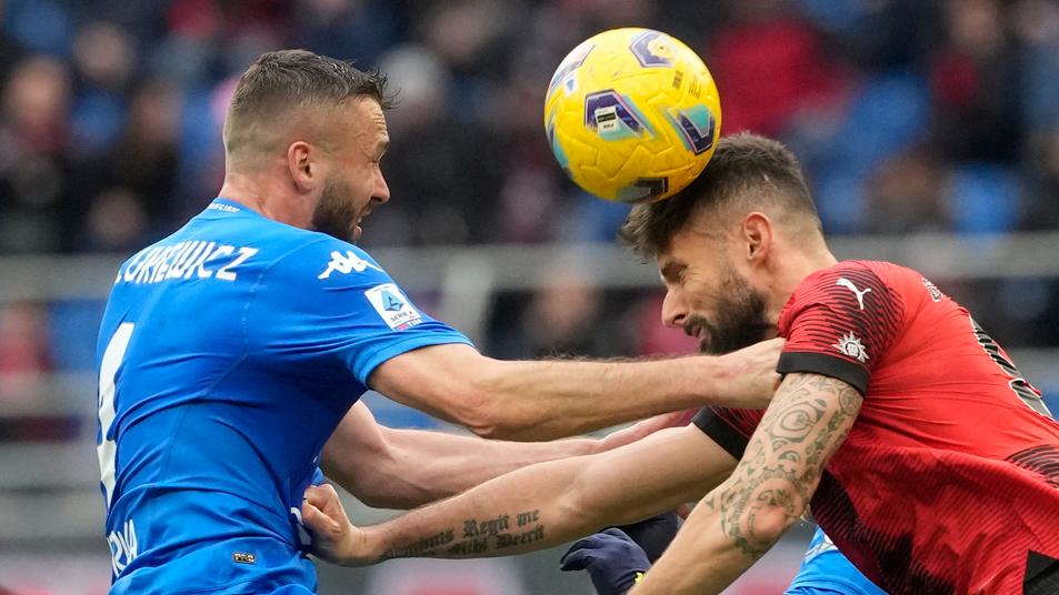 Sebastian Walukiewicz in azione contro Oliver Giroud nella gara col Milano