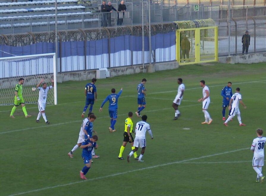 Un’azione della partita tra Prato e Imolese giocata nel girone di andata