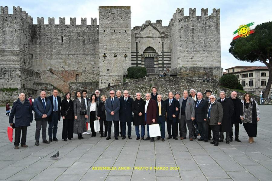 
	Foto di gruppo della&nbsp;sezione Ancri Prato davanti al Castello dell'Imperatore (foto www.regalamiunsorriso.it)

