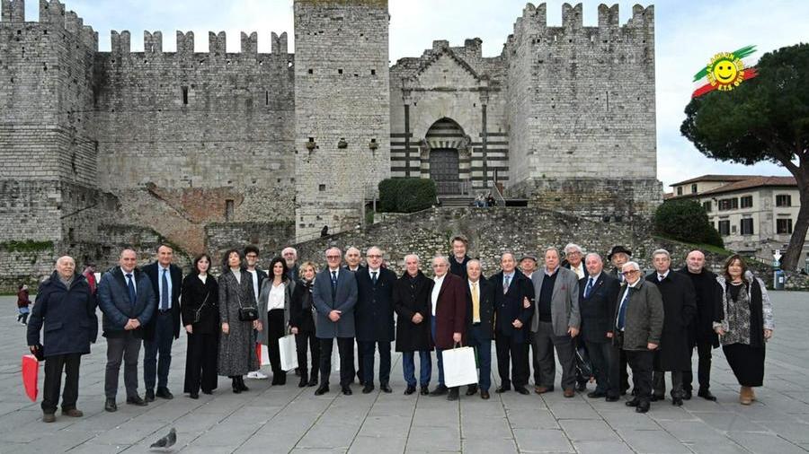 Foto di gruppo della sezione Ancri Prato davanti al Castello dell'Imperatore (foto www.regalamiunsorriso.it)