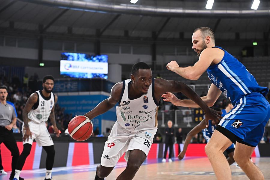 
	<strong>St&egrave;phane Gombauld </strong>della Dinamo a duello con l'ex <strong>Miro Bilan</strong> del Brescia

