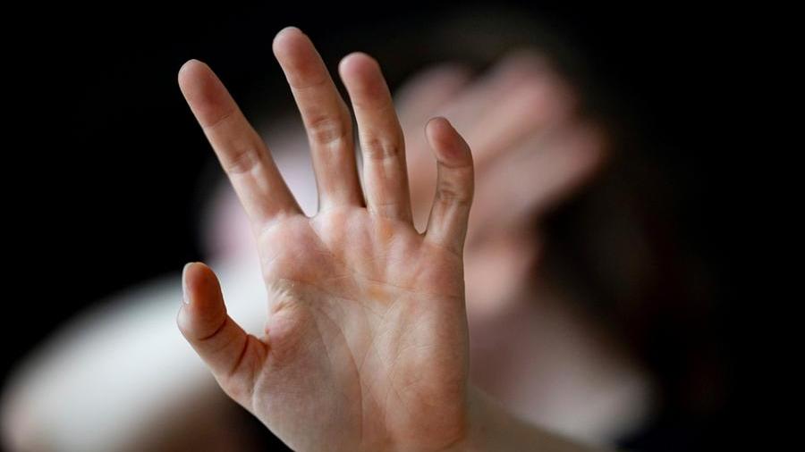La Maddalena, schiaffeggiata e legata mani e piedi: il pm chiede una condanna a 8 anni