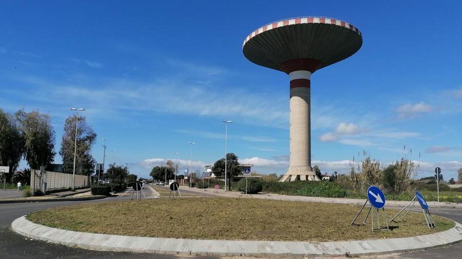 La rotonda di via Repubblica ripulita dalle erbacce