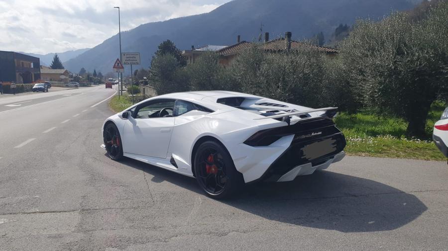 Borgo a Mozzano, girava sulla Lamborghini senza assicurazione: «Come facevo a saperlo?»