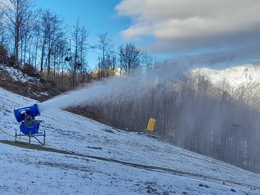 
	Quando manca la neve entrano in funzione gli strumenti per quella artificiale se le temperature lo consentono

