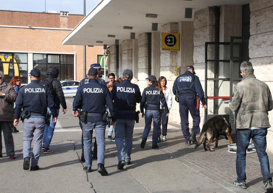 Punta la pistola contro il capotreno Rincorso sui binari e denunciato