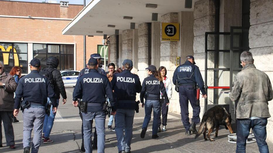 Punta la pistola contro il capotreno Rincorso sui binari e denunciato