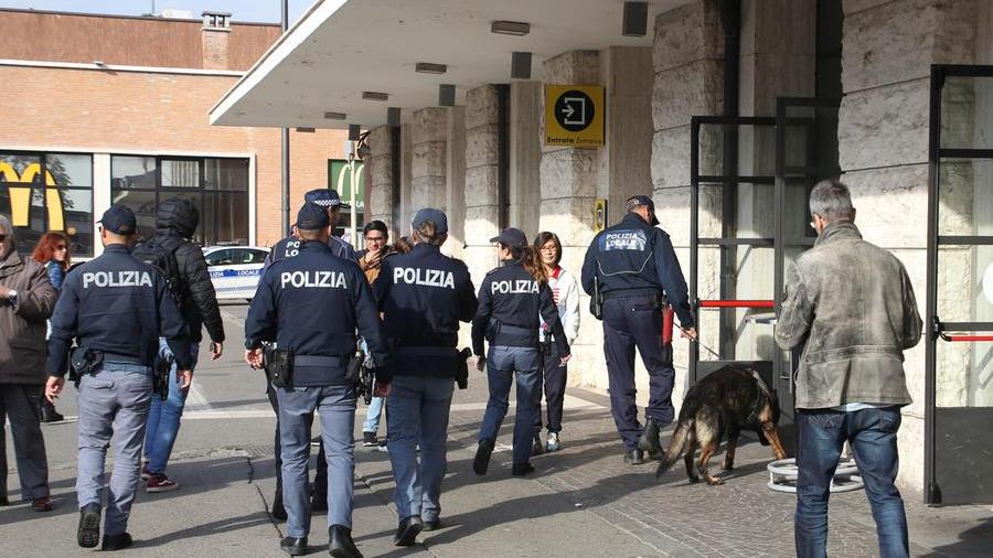 Punta la pistola contro il capotreno e i passeggeri: rincorso sui binari e denunciato