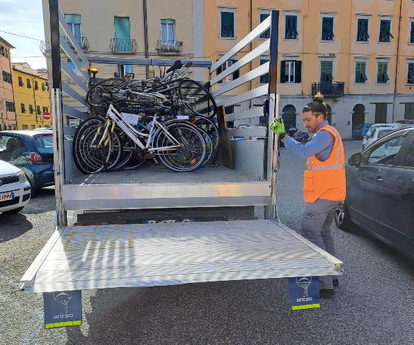 Livorno, via le bici abbandonate: rimossi altri 29 rottami a due ruote