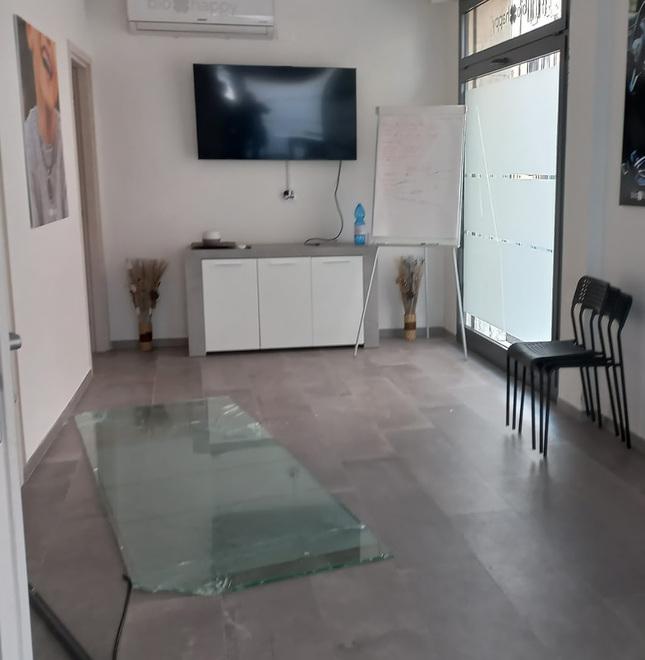 Ferrara, furto con spaccata da Bio Happy. Rubati ciondoli e bracciali d’argento