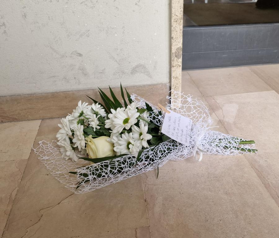 
	Fiori fuori dalla porta dell'appartamento a&nbsp;

