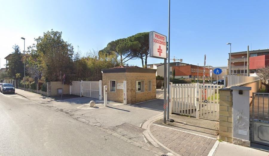 Pontedera, aggredito davanti all’ospedale da un paziente psichiatrico in fuga: «Sbattuto sul cofano, mi ha puntato un cacciavite»
