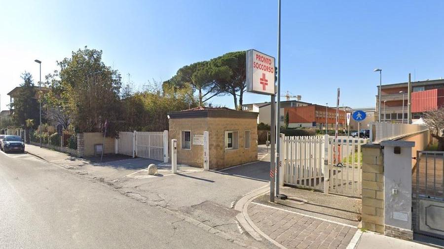 Pontedera, aggredito davanti all’ospedale da un paziente psichiatrico in fuga: «Sbattuto sul cofano, mi ha puntato un cacciavite»