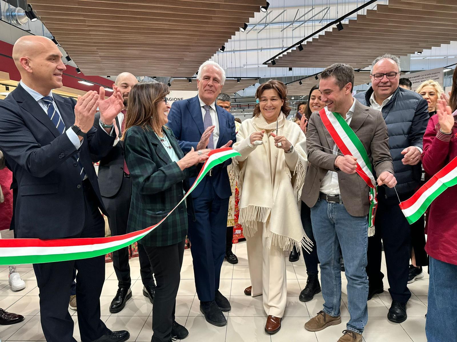Un momento dell’inaugurazione del negozio costruito nell’area vicino al museo Ginori
