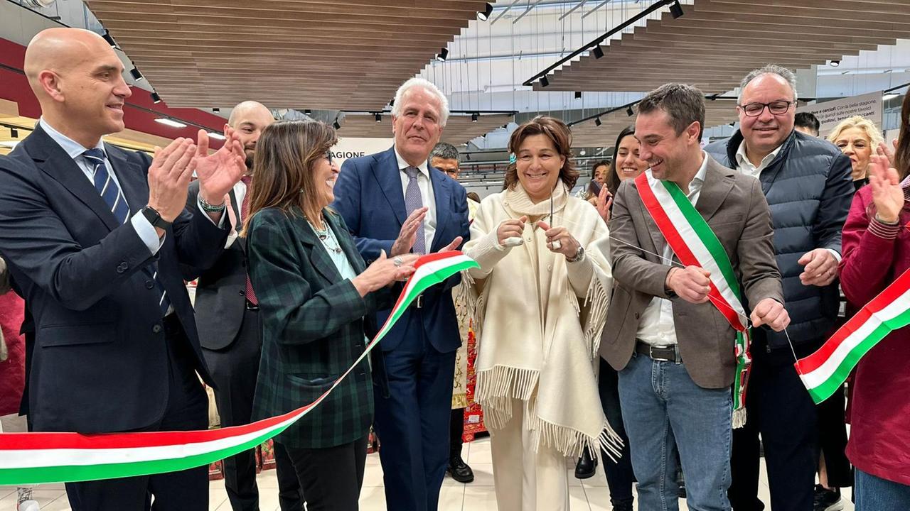 Un momento dell’inaugurazione del negozio costruito nell’area vicino al museo Ginori
