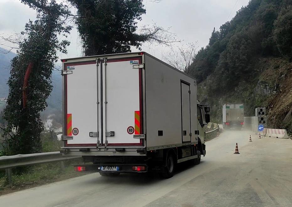 Prato, strada 325: per la prima apertura 70 camion e tir attraverso la frana