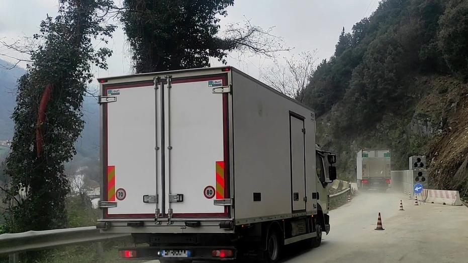 Prato, strada 325: per la prima apertura 70 camion e tir attraverso la frana