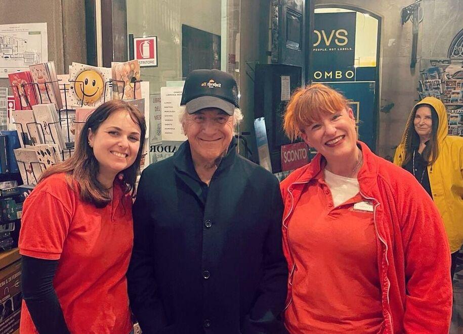 Dustin Hoffman si fa un selfie con le addette della libreria Mondadori
