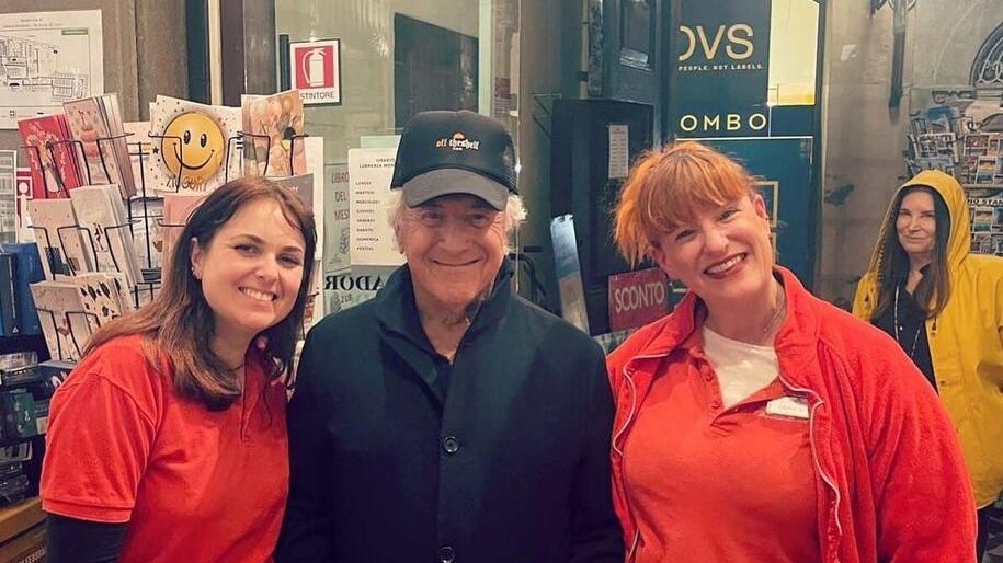 Dustin Hoffman si fa un selfie con le addette della libreria Mondadori