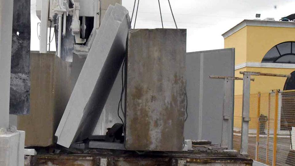 I due blocchi che hanno formato l’incastro in cui è rimasto ferito l’operaio