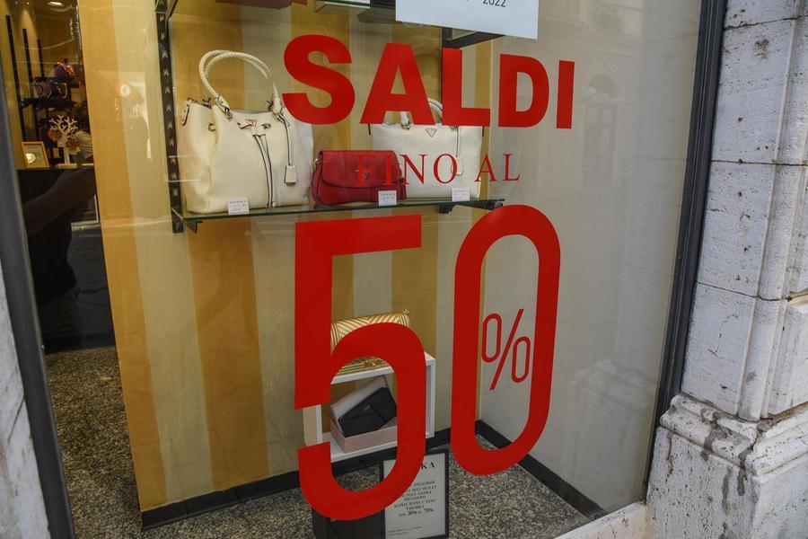 Il meteo pazzo distrugge anche i saldi: a Grosseto il flop e la disperazione dei commercianti