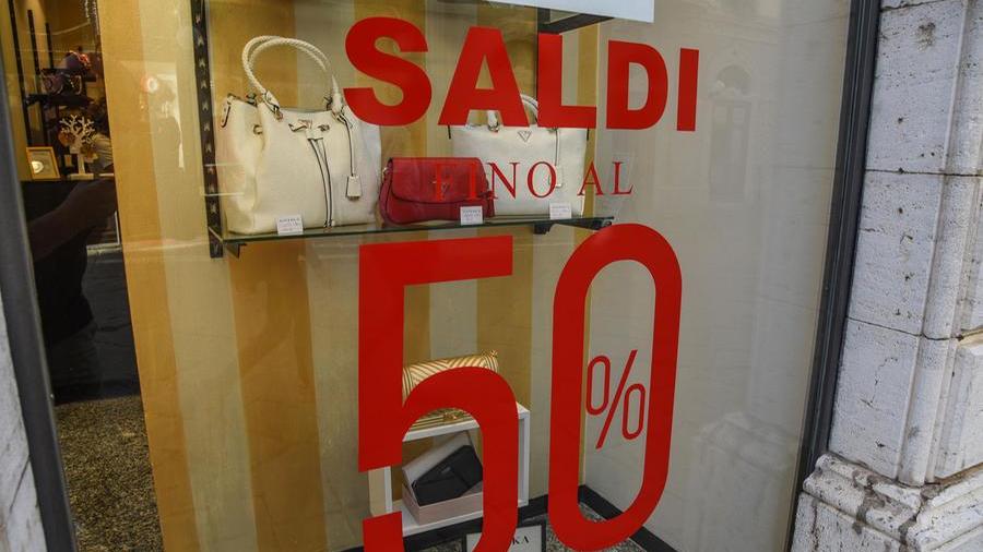 Il meteo pazzo distrugge anche i saldi: a Grosseto il flop e la disperazione dei commercianti