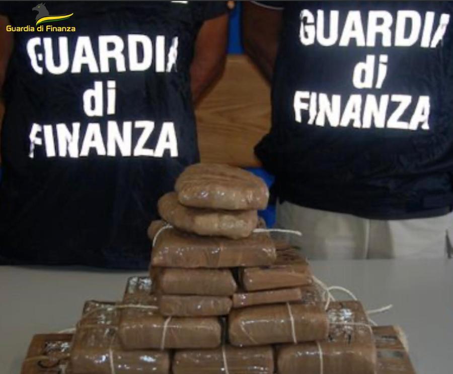 Cecina, maxi operazione della finanza: sequestrati 23 chili di cocaina e due arresti